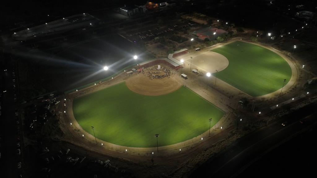 Cumple Toño Astiazarán al iluminar campos deportivos en El Cárcamo