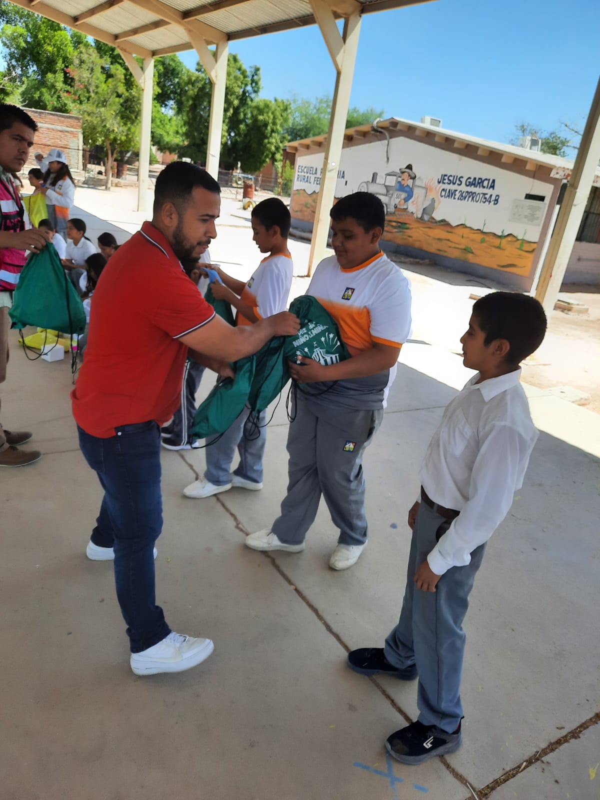 Entrega DIF Guaymas obsequios a niñas y niños del Valle de Guaymas