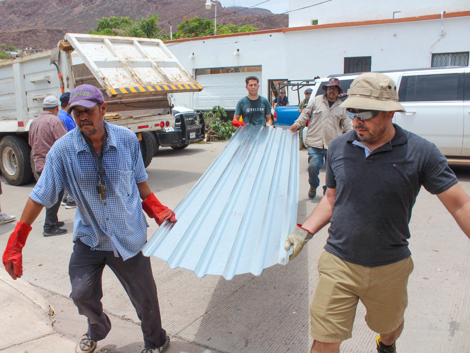 Brinda Ayuntamiento de Guaymas apoyo de láminas para techos.