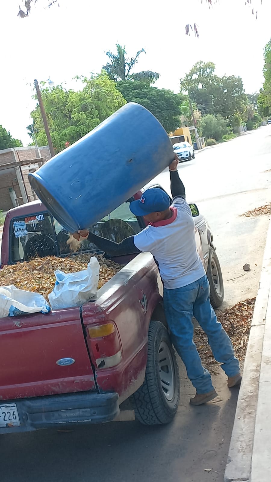 <em>Trabajan en mantenimiento de plazas públicas en comunidades rurales</em>