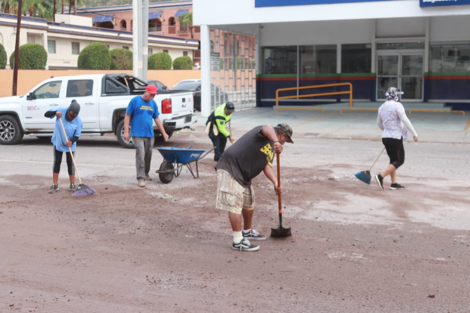 Realiza Ayuntamiento de Guaymas limpieza en vialidades.