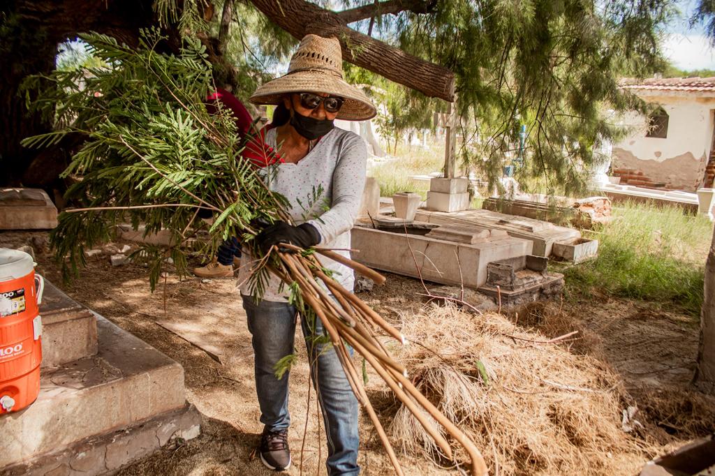 Inicia Servicios Públicos limpieza en cementerios locales.