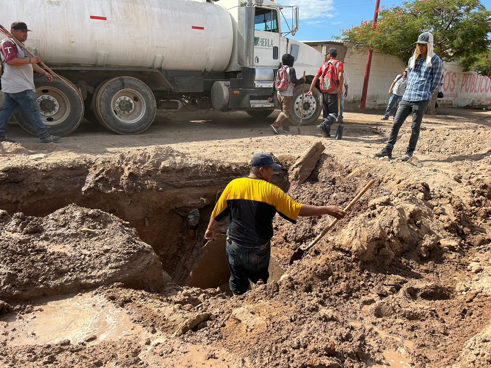 Rehabilitan tomas de agua potable y alcantarillado en avenida Primero de Mayo; pavimentarán la rúa