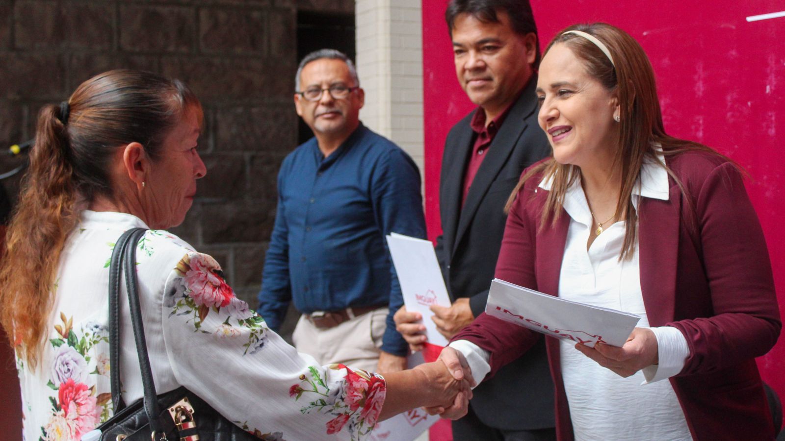 Entrega Ayuntamiento de Guaymas títulos de propiedad.