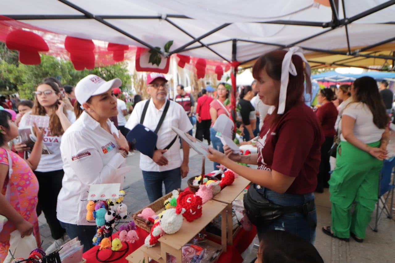 Visita la candidata a la alcaldía doctora Karla Córdova González el “Mercadito del kiosco”; reconoce el trabajo de las mujeres emprendedoras