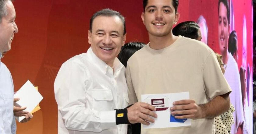 Beneficia Gobernador Durazo a 3 mil 500 estudiantes con becas e internet gratuito