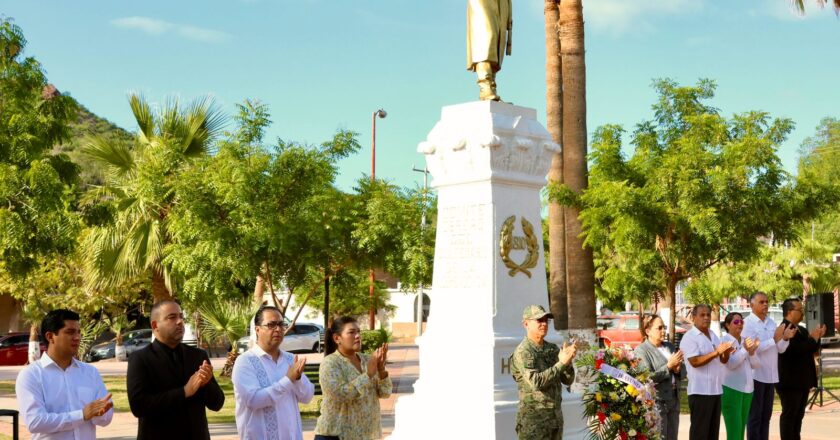 Realiza Ayuntamiento de Guaymas ceremonia cívica en el monumento a Miguel Hidalgo y Costilla