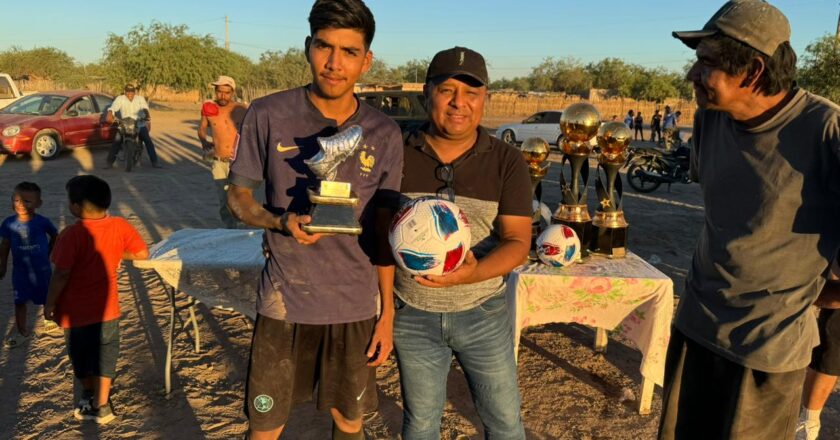 Entrega Ayuntamiento de Guaymas material deportivo a futbolistas de la Liga de fútbol de Pótam.