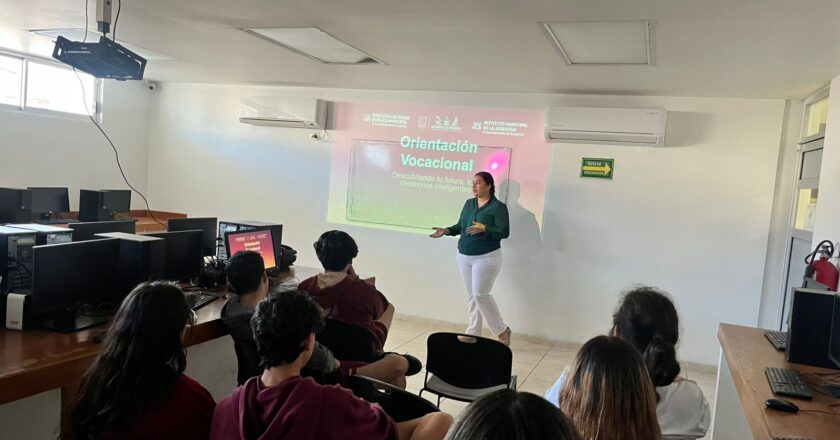 Lleva Ayuntamiento de Guaymas pláticas de “orientación vocacional” y “adicciones”.