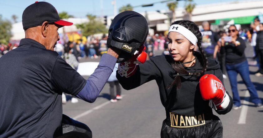 Gobernador Durazo acompaña a 5 mil jóvenes en el desfile por el 114 aniversario de la Revolución Mexicana