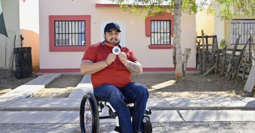 Gobernador Durazo entrega vivienda adaptada a medallista paralímpico Edgar Fuentes en reconocimiento a su talento