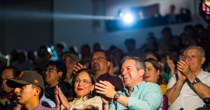 Miles de sonorenses asisten a obra de teatro impulsada por Omar Del Valle Colosio, sobre la promoción del cuidado del agua