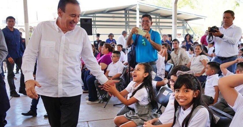 Gobernador Durazo respalda economía familiar con uniformes escolares gratuitos a más de 440 mil alumnos