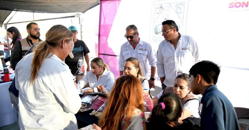 Gobernador Durazo cumple a familias de la colonia Villa Verde con feria de servicios gratuitos Sonora Atiende