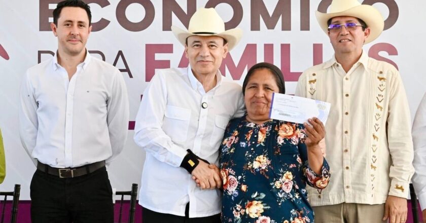 Gobernador Durazo cumple a más de 2 mil 600 familias del sur con entrega de tarjetas para fortalecer su economía
