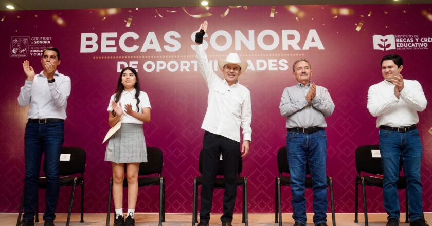 Gobernador Durazo cumple a estudiantes de la Sierra con becas y libros gratuitos