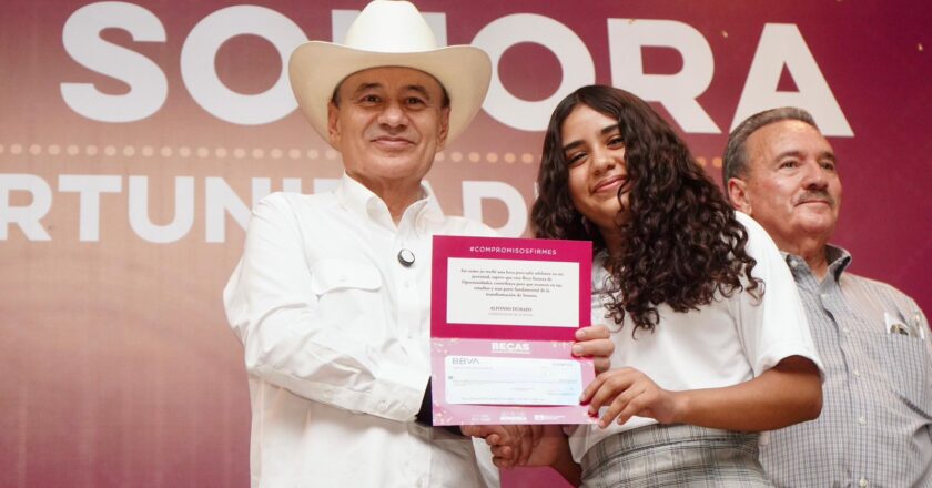 Gobernador Durazo cumple a estudiantes de la Sierra con becas y libros gratuitos