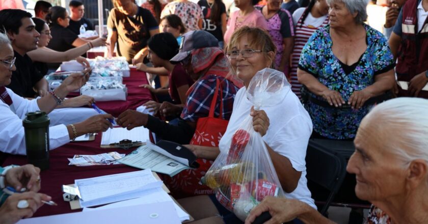 Gobernador Durazo cumple a familias de la colonia Las Peredas con servicios gratuitos de “Sonora Atiende”