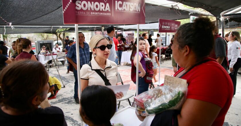 Gobernador Durazo beneficia con servicios gratuitos de “Sonora Atiende” a familias de la colonia Altares