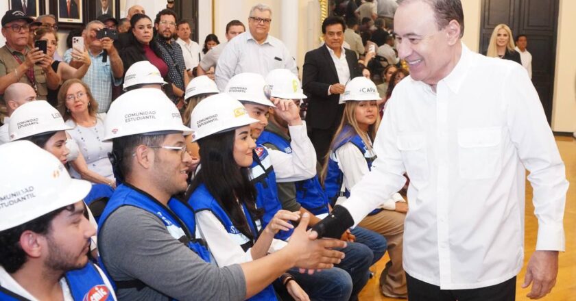 Gobernador Durazo y empresariado coordinan esfuerzos para profesionalizar a jóvenes en la industria con entrega de becas