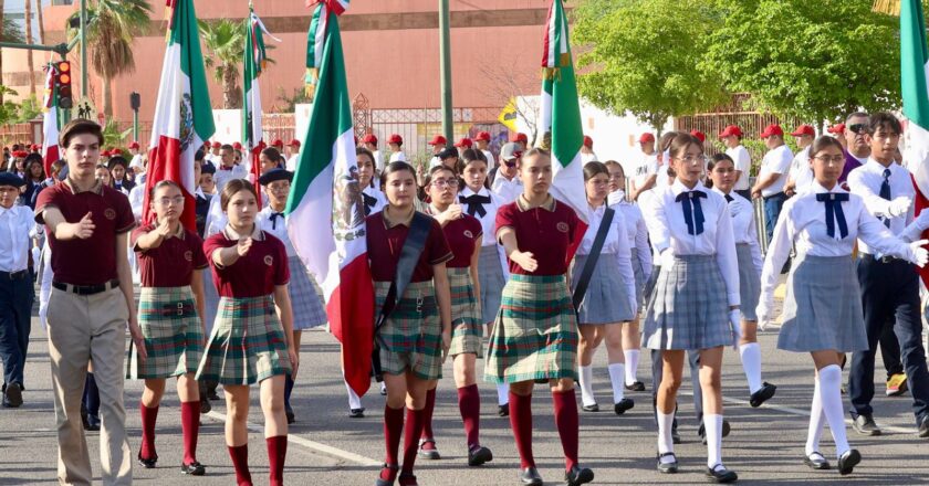Conmemora Gobernador Durazo el 215 aniversario de la Independencia de México con desfile cívico-militar
