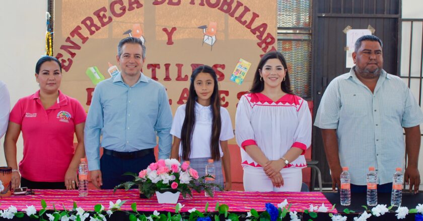 Entrega Omar Del Valle Colosio mesabancos a primaria indígena de Pesqueira