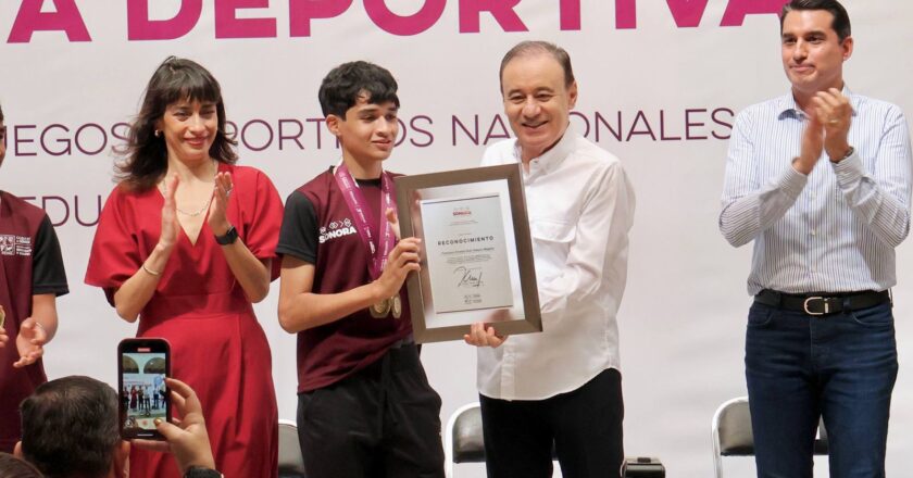 Premia Gobernador Durazo con becas a medallistas de los Juegos Deportivos Nacionales de Educación Básica