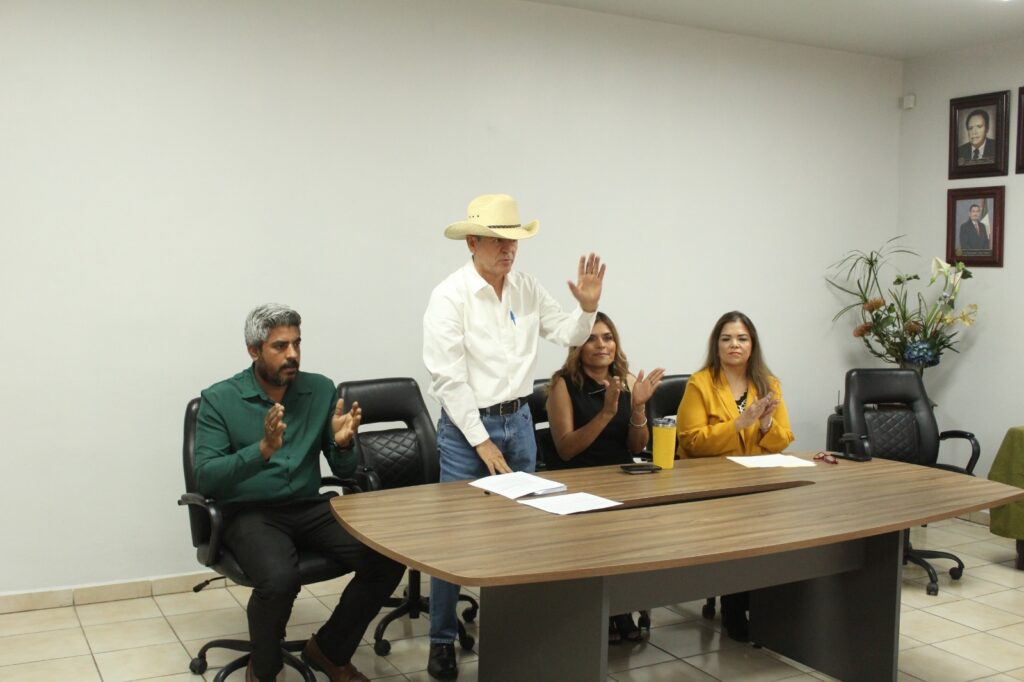 Participa Congreso del Estado en toma de protesta de regidor en Carbó