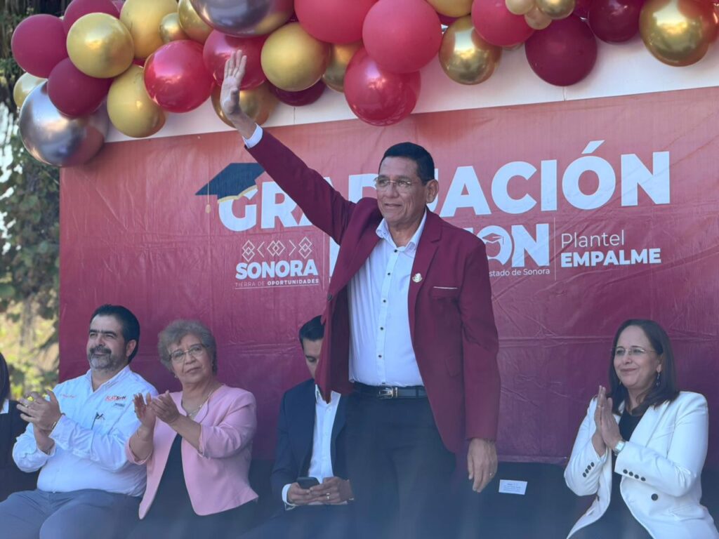 Felicita alcalde a graduados de Icatson; asiste a ceremonia de culminación de cursos