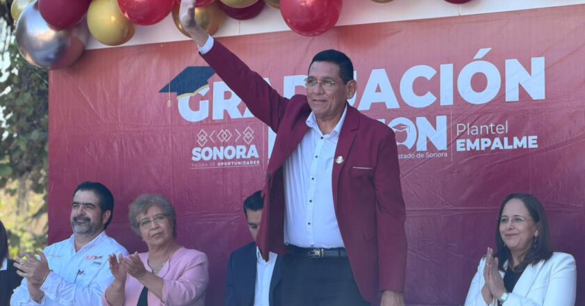 Felicita alcalde a graduados de Icatson; asiste a ceremonia de culminación de cursos