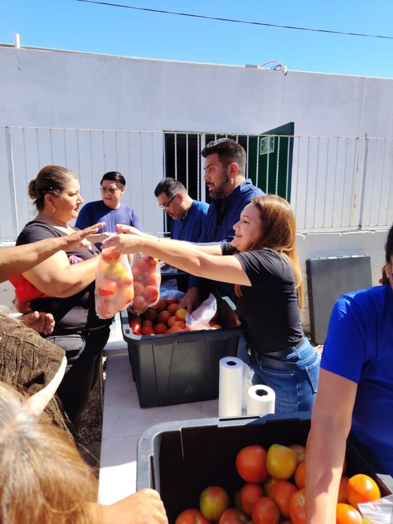 Diputado Sebastián Orduño entrega tomate a familias guaymenses en su Casa de Gestión