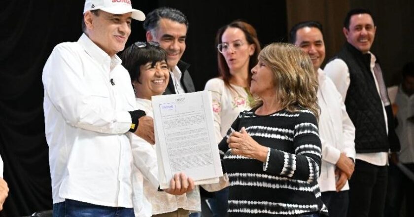 Gobernador Durazo y Sedatu entregan escrituras y fortalecen certeza patrimonial en Sonora