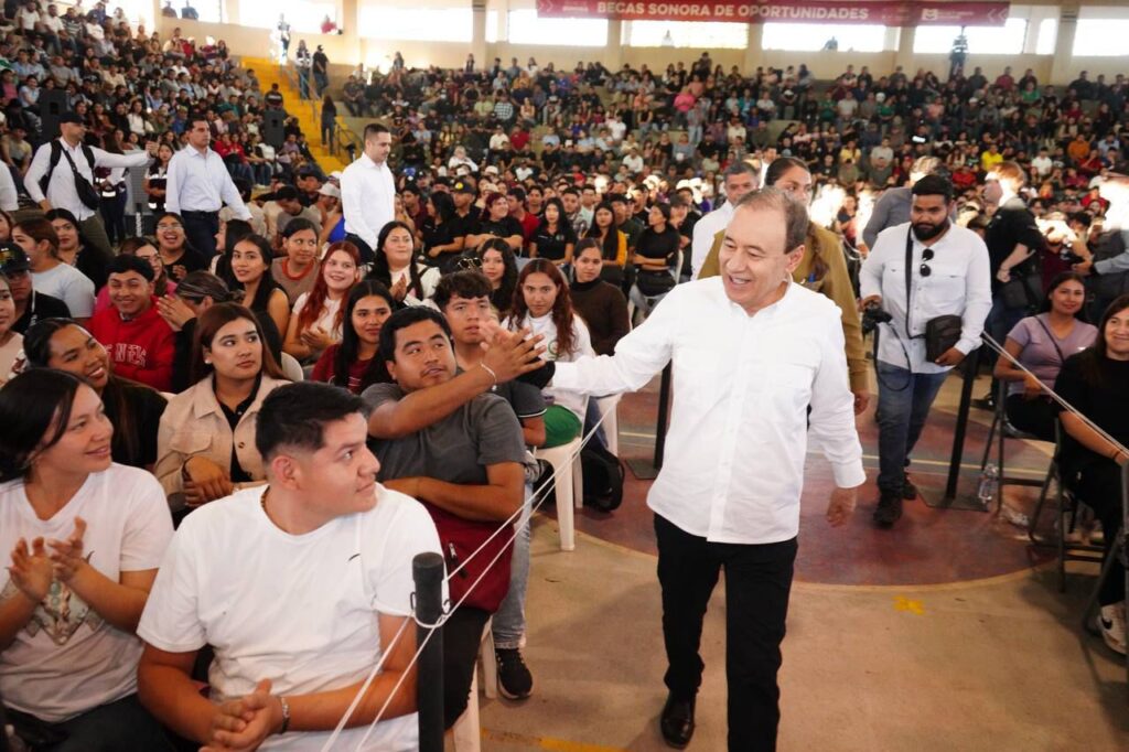 Gobernador Durazo impulsa becas universales para aliviar gasto familiar y mantener a jóvenes en clases