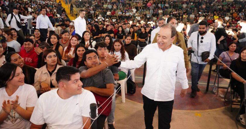 Gobernador Durazo impulsa becas universales para aliviar gasto familiar y mantener a jóvenes en clases
