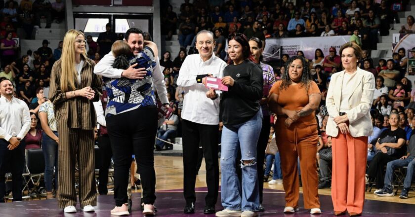 Gobernador Durazo fortalece economía de 16 mil familias con tarjetas de oportunidades del Bienestar