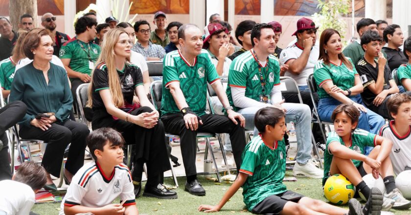 Acompañado de jóvenes sonorenses, Gobernador Durazo vive la emoción del debut de México en la Copa Mundial de la FIFA 2026