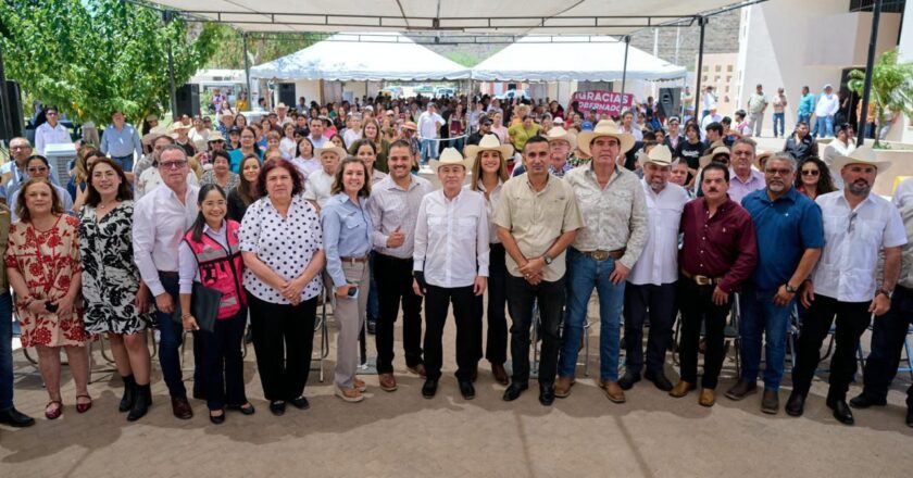 Gobernador Durazo acerca gobierno, becas y apoyos a comunidades del noroeste de Sonora