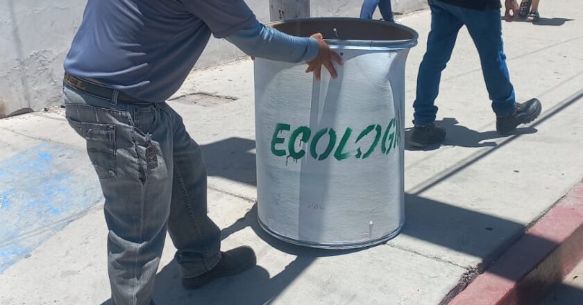 INSTALAN DEPÓSITOS DE BASURA EN EL CENTRO DE EMPALME