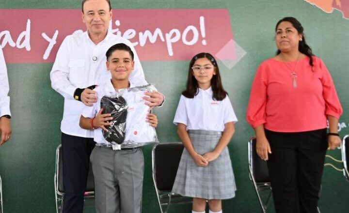 Arranca Gobernador Durazo entrega de más de 109 mil uniformes escolares gratuitos en Hermosillo