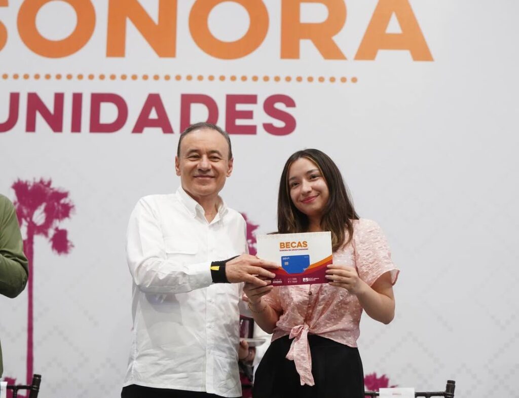 Gobernador Durazo garantiza con becas permanencia universitaria de 14 mil estudiantes de Cajeme y Navojoa
